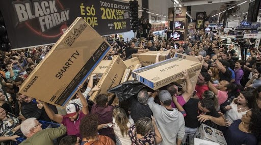 folla di persone che acquista durante blackfriday