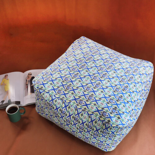 Pouf squadrato con stampa geometrica blu, rivista e tazza