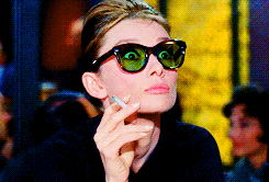 gif animata donna con occhiali