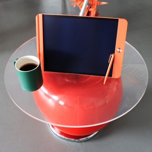 Notepad arancione su tavolo ciliegia con tazza