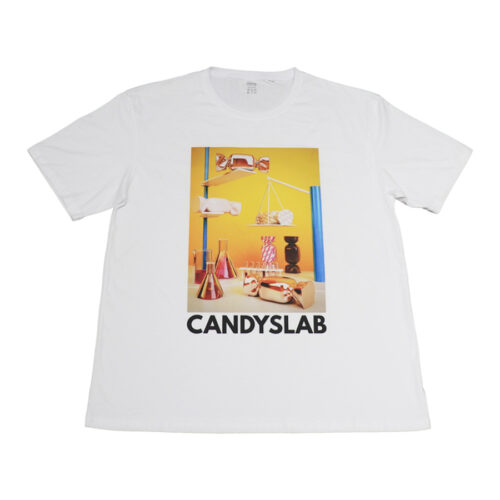 Maglietta bianca con stampa candyslab, scritta più caramelle